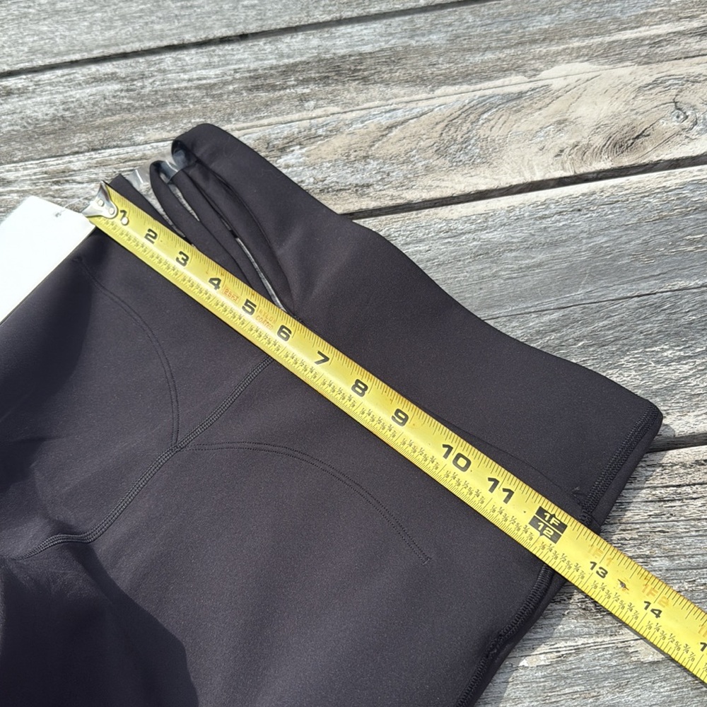 Lululemon Cut-Out Waist High-Rise Train Tight 25"
Black size 6 NWT - Picture 3 of 6